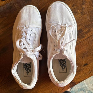 White Vans Old Skool trainers #VansOldSkool
Size 8
Used - Good
